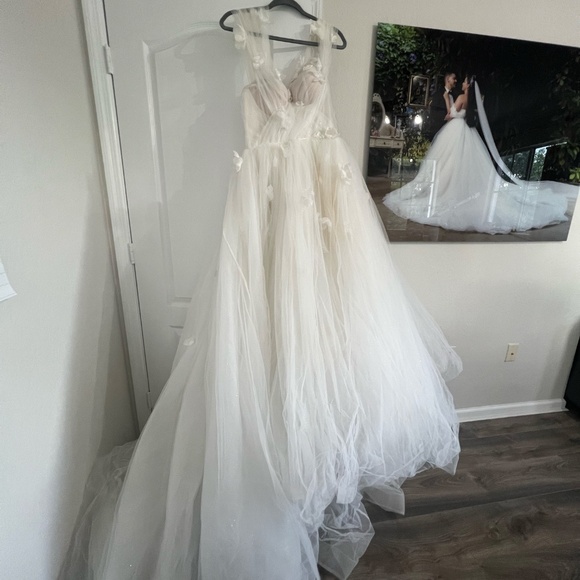 Milla Nova Wedding Gown Dress (Vincenza Collection) - Picture 13 of 14